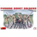 MiniArt 35137 Pushing Soviet Soldiers
